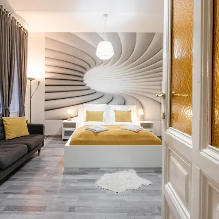 Theresa Loop Budapest
